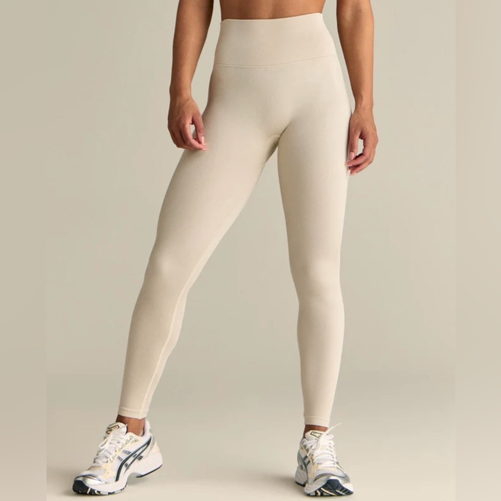 Elegant Cream Women's Leggings - Picture 4 of 16